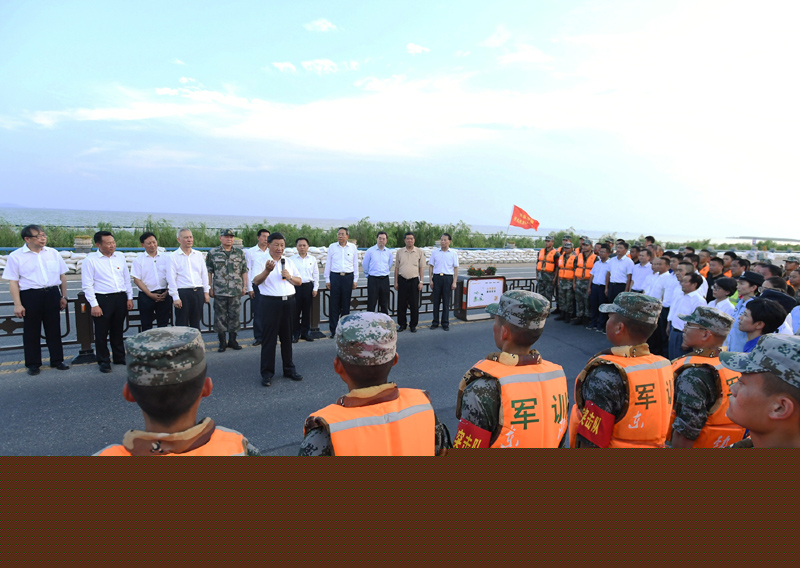 8月18日至21日,中共中央总书记、国家主席、中央军委主席习近平在安徽省考察。这是19日下午,习近平在合肥市肥东县十八联圩生态湿地蓄洪区巢湖大堤上,亲切看望慰问在防汛抗洪救灾斗争中牺牲同志的家属、防汛抗洪一线人员、先进典型代表和参加抗洪抢险的部队官兵。